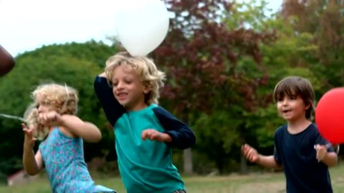 快乐的孩子在公园玩气球