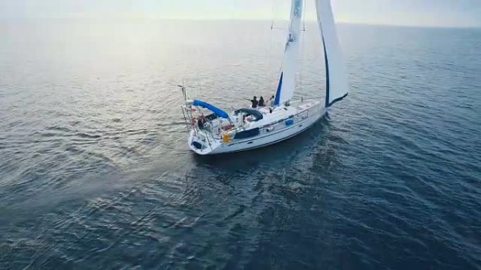白天，空中无人机在海中拍摄了一艘帆船。