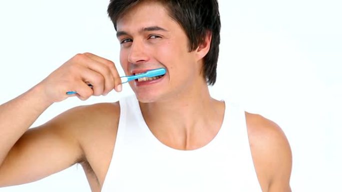 男人刷牙和看他的牙齿