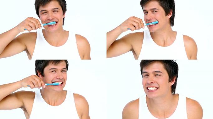 男人刷牙和看他的牙齿
