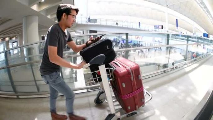 男子乘坐行李车并在机场办理登机手续