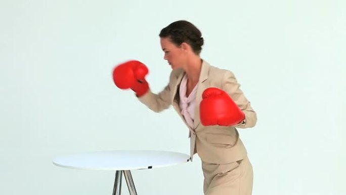 穿着西装的女人用拳击手套打笔记本电脑