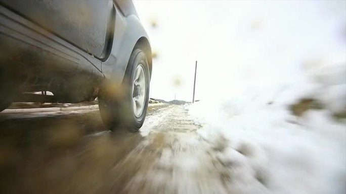 POV越野车在雪泥路面上行驶