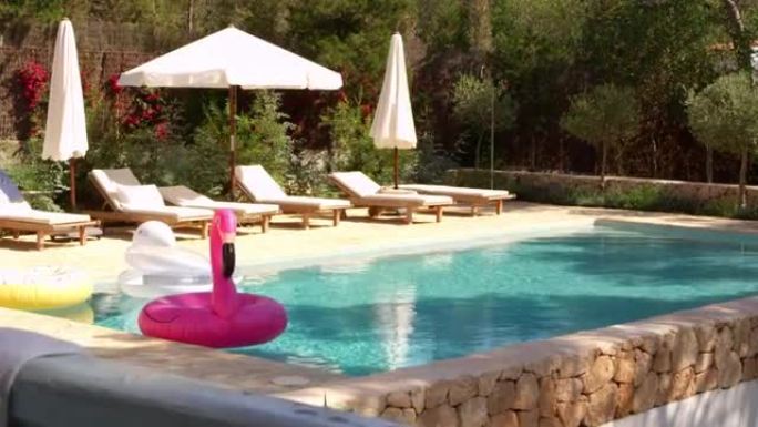 室外游泳池和带日光浴躺椅的花园，拍摄于R3D