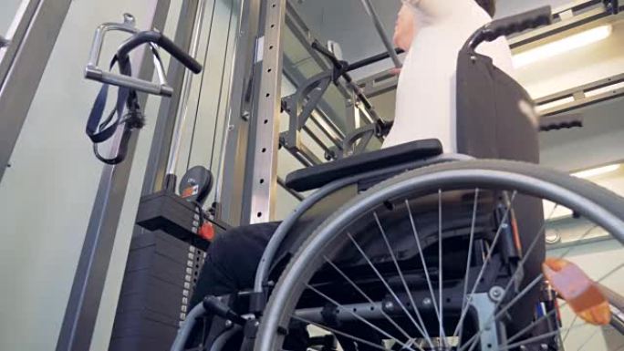 轮椅上残疾男子背部肌肉薄弱的电力负荷。