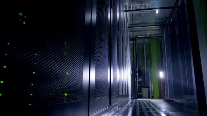 绿色发光二极管在夜间在数据存储柜中发光。