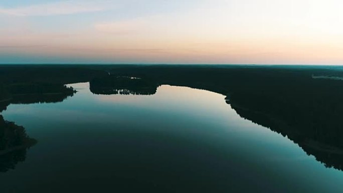 日落时湖泊和草地的鸟瞰图