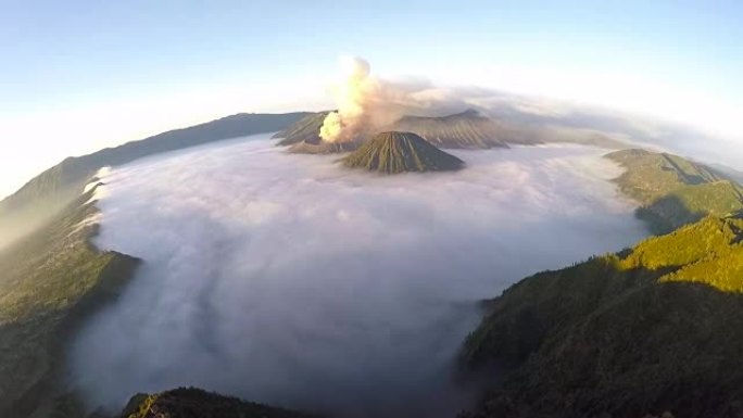 在日出时飞过布罗莫火山，位于印度尼西亚东爪哇的布罗莫腾格里国家公园的布罗莫火山的壮丽景色。