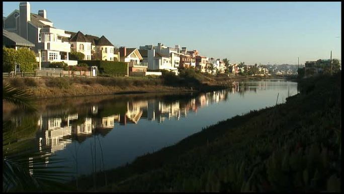 （HD1080）豪华系列：运河/河流中的昂贵住宅