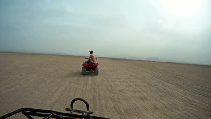 驾驶四轮摩托车穿越沙漠