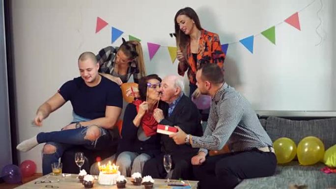 奶奶和家人一起庆祝生日