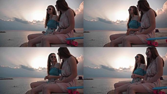 日落时坐在海边的滑板少女