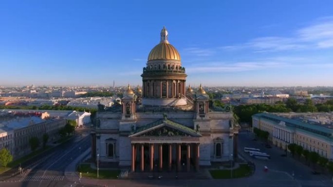 多云的夜晚，在俄罗斯圣彼得堡的圣以撒大教堂的细节进行了空中拍摄