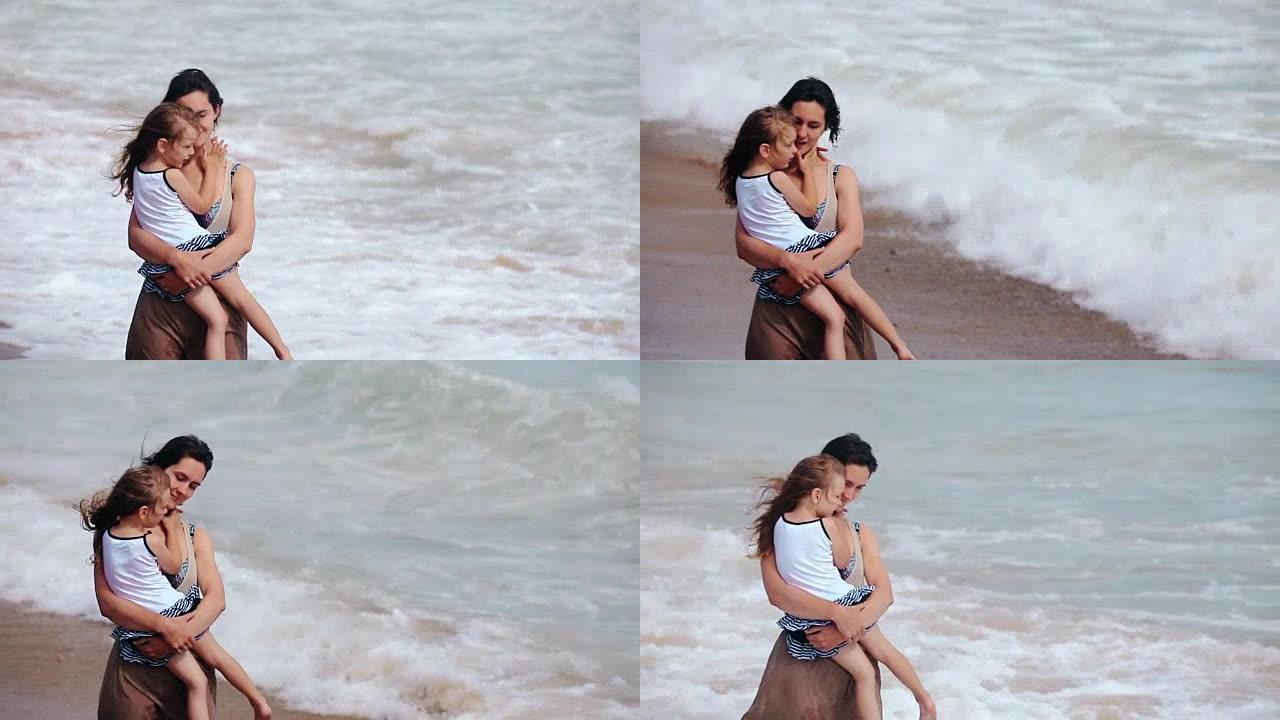 母女拥抱在海边接吻