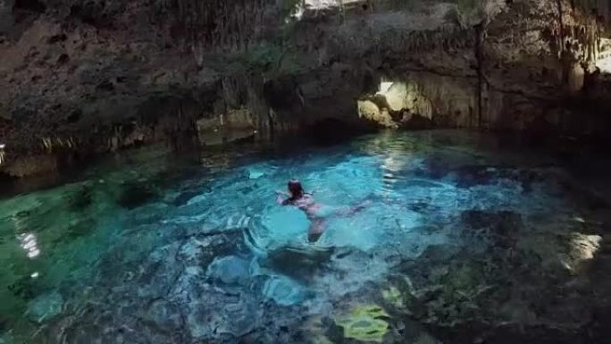 关闭游客在阿克顿陈污水坑的绿松石地下水池中游泳