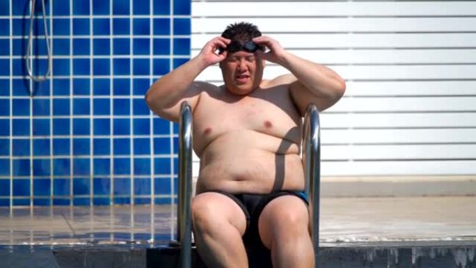 SLO MO-胖子进入游泳池的特写镜头