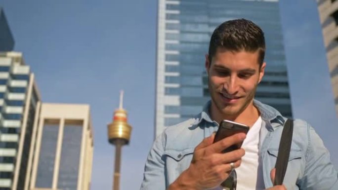 年轻人在城市散步时拿着手机的实时视频