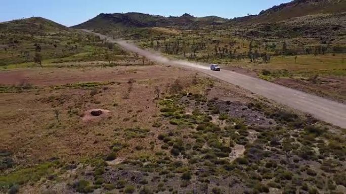 4驱车行驶在澳大利亚内陆的土路上