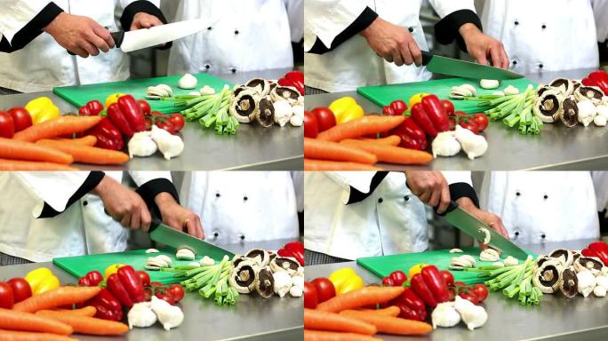 厨师演示如何切碎蔬菜