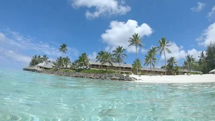 半水下: 美丽的热带自然环绕着偏远岛屿上的酒店。