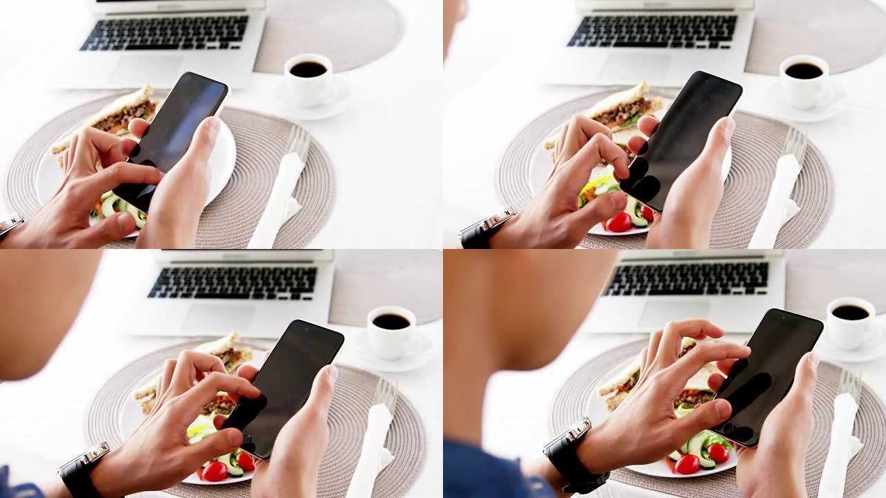 午餐时使用智能手机的男人的视频