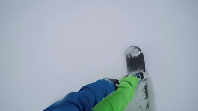 FPV特写: 滑雪者在雪山滑雪场骑着新鲜的粉末雪