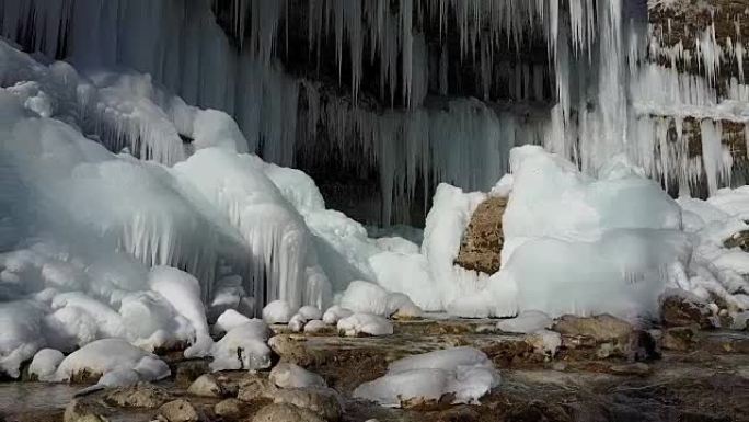 阳光明媚的冬天，空中山河在令人惊叹的白色冰柱下流淌