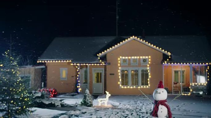 圣诞前夕，田园诗般的房子装饰着花环，雪人和圣诞树站在后院。美丽的冬夜，飘着软雪。