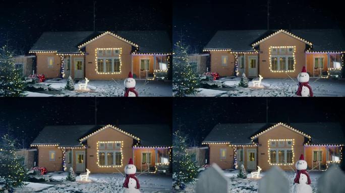 圣诞前夕，田园诗般的房子装饰着花环，雪人和圣诞树站在后院。美丽的冬夜，飘着软雪。