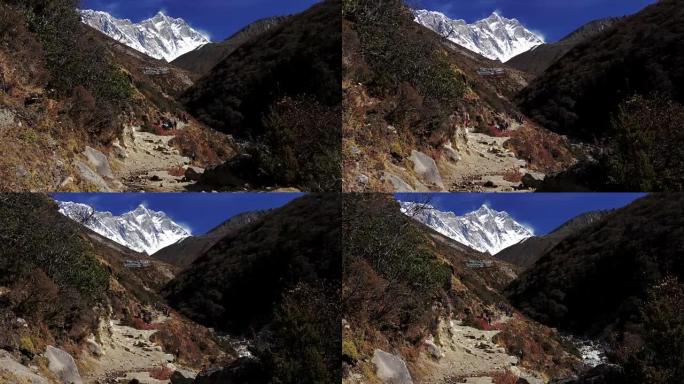 一群游客和搬运工在喜马拉雅山的小路上。慢动作镜头。4K, UHD