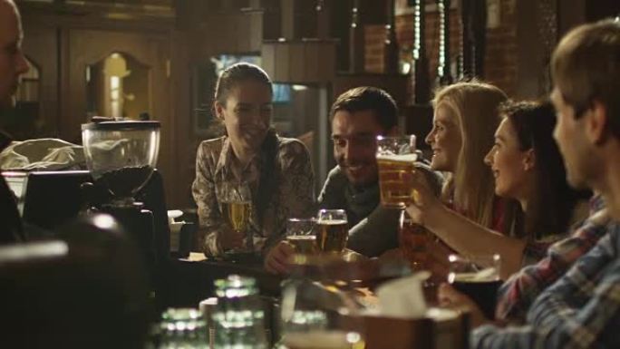 朋友在酒吧一起度过美好时光的同时，会敬酒，喝啤酒和鸡尾酒。