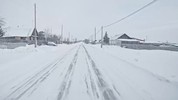 驾车穿越俄罗斯老村庄的视点