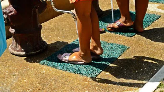 孩子洗脚冲洗感应自来水沙滩