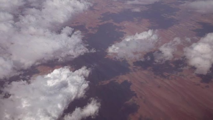慢动作: 红色干旱的沙质景观和大浮肿的白云
