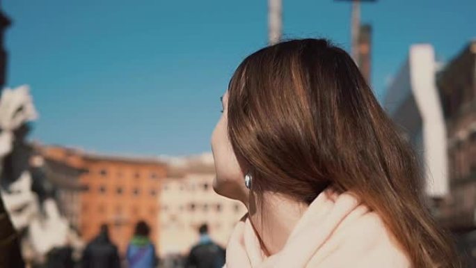 年轻的黑发女人坐在纳沃纳广场。在意大利罗马享受阳光明媚的日子的女孩