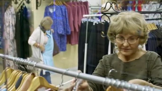 退休妇女在商店里寻找衣服
