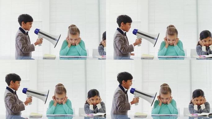 孩子们作为商人通过扬声器向他的同事喊叫4k