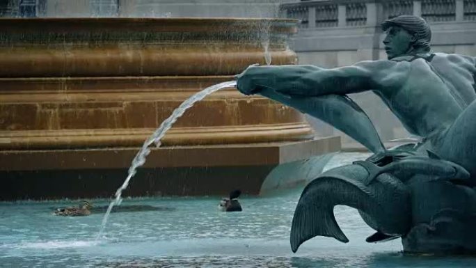 带鸭子的大型旧喷泉
