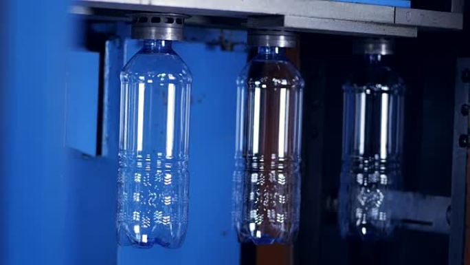 瓶装水厂的传送带上移动的塑料瓶。