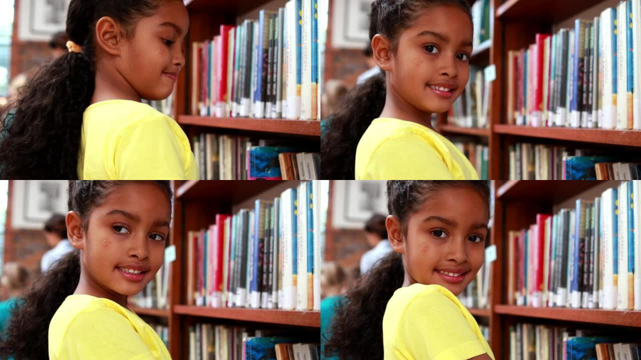 小女孩在图书馆对着镜头微笑