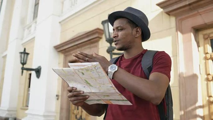 非裔美国游客在欧洲旅行期间查看纸质城市地图，探索观光