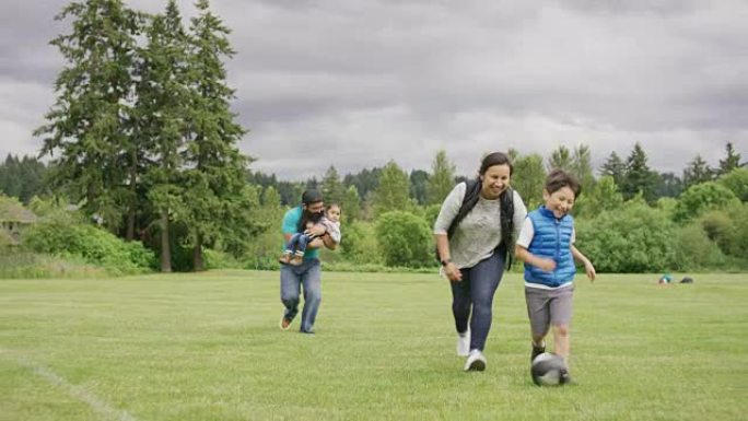 玩足球的美国原住民家庭