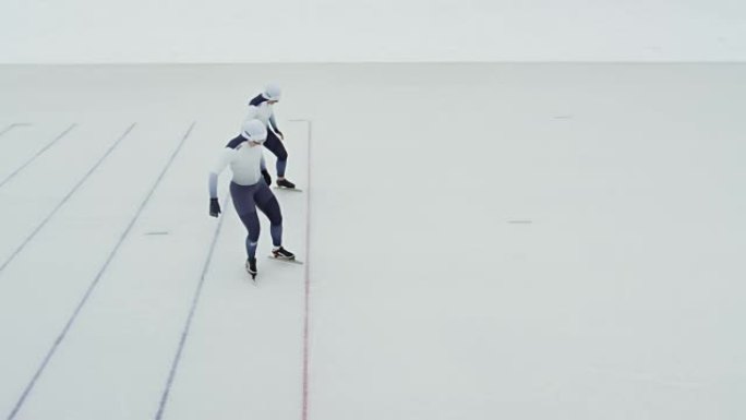 职业速滑运动员参加比赛