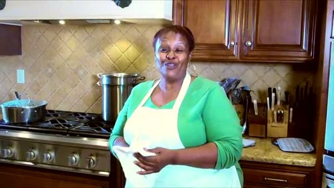 成熟的非洲裔美国妇女在厨房烘干手