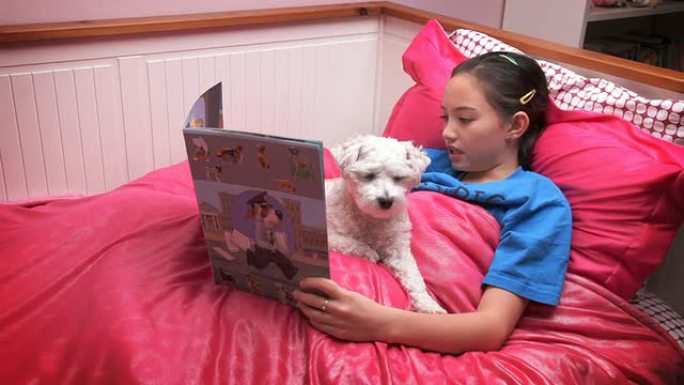 小女孩给宠物读睡前故事