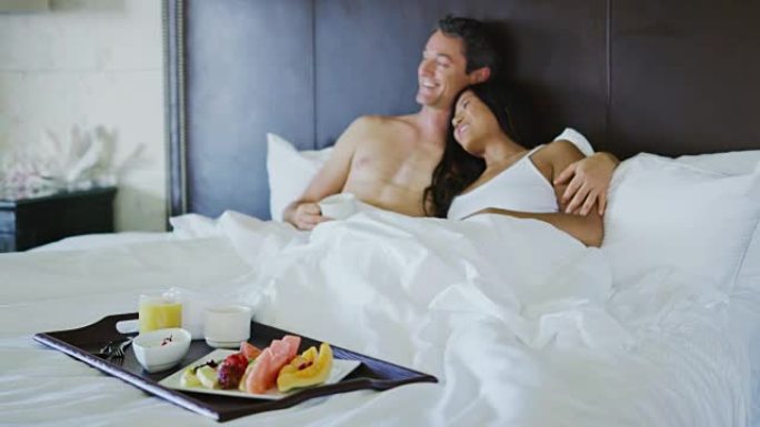 夫妇在床上享受早餐