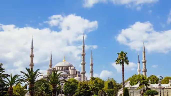 在土耳其伊斯坦布尔市的蓝色清真寺或Sultanahmet户外拍摄的Pan镜头延时