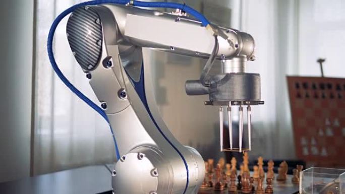 未来派的国际象棋机器人在棋盘上玩移动的棋子。
