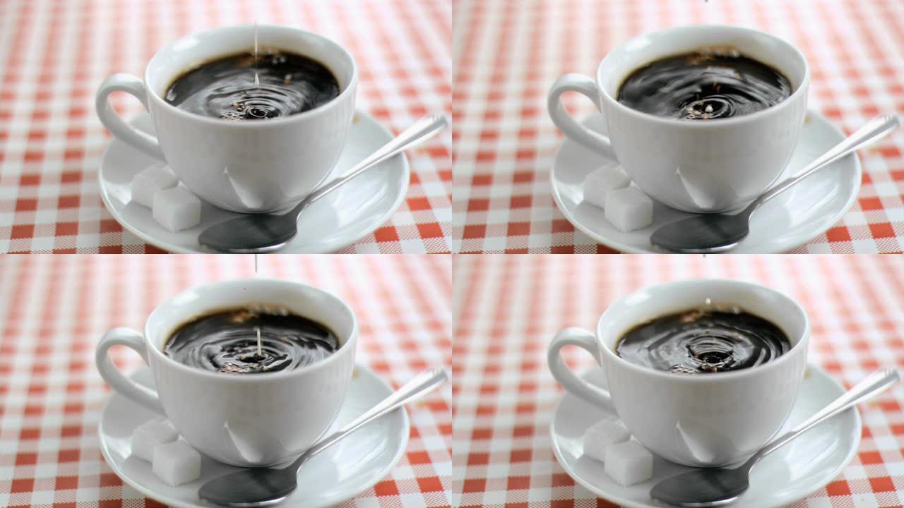 牛奶在咖啡杯中掉落的超级慢动作