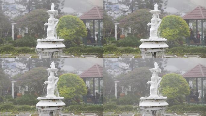 薄雾中的喷泉。喷泉